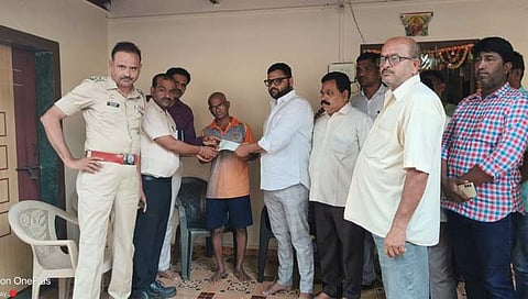 Raigad: महाड दुर्घटनेतील मृताच्या वारसाना ३० लाखांचा धनादेश सुपूर्द