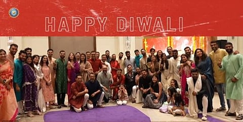 एकदिवसीय विश्वचषक स्पर्धेत स्मरणीय कामगिरी करणार्या टीम इंडियाच्या खेळाडूंनी आज कुटुंबासमेवत मोठ्या उत्साहात दिवाळी साजरी केली.
