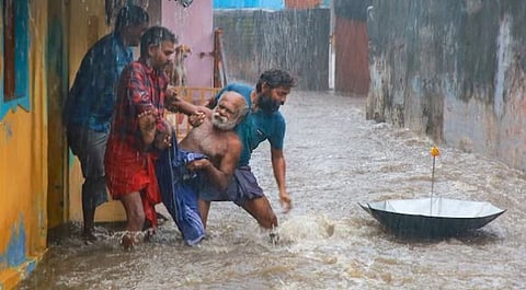 कन्याकुमारी जिल्ह्यात पूरग्रस्त भागातून ज्येष्ठ नागरिकाला सुरक्षित स्थळी घेवून जाताना अशी तारांबळ उडली.