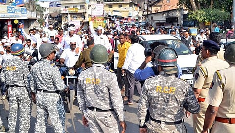 Nashik News : गोळ्या झाडा पण, कांदा निर्यातबंदी उठवा ; मंत्री भारती पवारांच्या घरावर मोर्चा