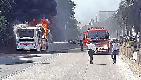Nashik News : 29 प्रवासी बचावले, ‘शिवशाही’ बसला लागलेल्या आगीची चाैकशी सुरु