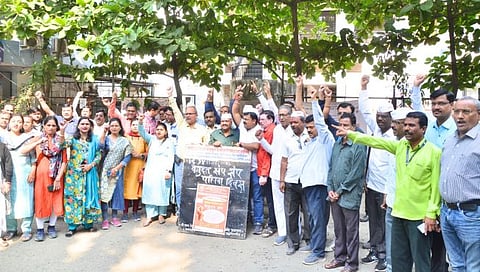 नाशिक : जिल्हाधिकारी कार्यालयाच्या आवारात निदर्शने करताना महसूल कर्मचारी.(छाया-हेमंत घोरपडे)