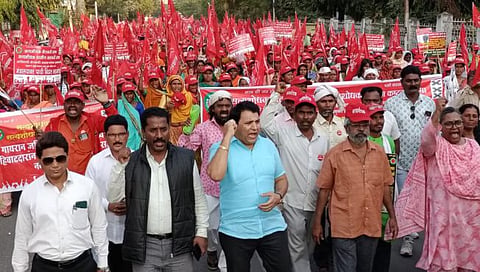 Dhule News : धुळ्यात धडकले लाल वादळ; सरकारवर जोरदार टीकास्त्र
