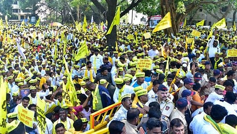 आरक्षणाची तत्काळ अंमलबजावणी करा; हिवाळी अधिवेशनादरम्यान विधानभवनावर धनगर समाजाचा मोर्चा