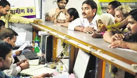 PM Jandhan Yojana : जन धन खात्याबाबत मोठी अपडेट! १० कोटी बँक खाती निष्क्रिय