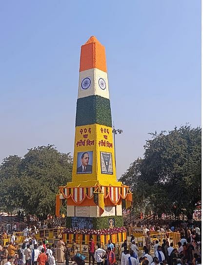 आकर्षक फुलांच्या सजावटीने फुलुन आला जयस्तंभ
