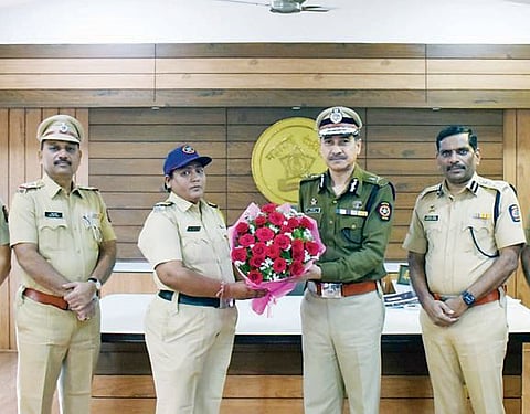 वेल डन! कोयताधारी टोळक्याला पोलिस खाक्या दाखविणार्या ‘ती’चा सत्कार