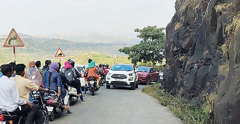 Sinhagad Tourist Crowd