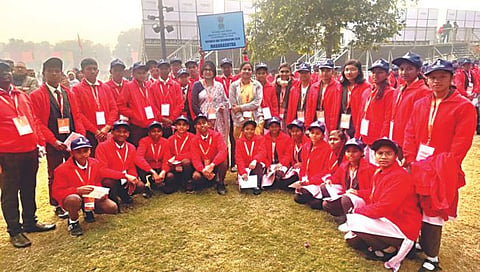 नाशिक : नवी दिल्ली येथे परेडमध्ये सहभागी झालेले कर्तव्य पथावरील एकलव्य मॉडेल रेसिडेन्शियल शाळेतील विद्यार्थी.