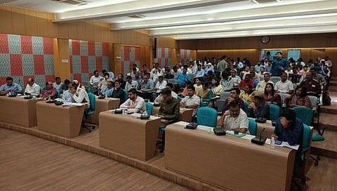 नाशिक : मराठा समाजाच्या सर्वेक्षण प्रशिक्षणासाठी उपस्थित अधिकारी व कर्मचारी. (छाया: हेमंत घोरपडे)