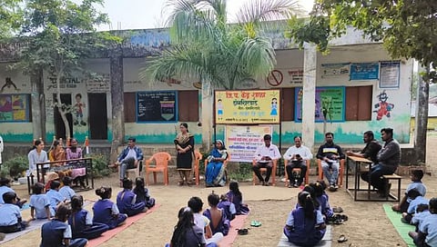 पिंपळनेर : वैद्यकिय अधिकारी डॉ. अर्चना घरटे यांचे विद्यार्थ्यांना मार्गदर्शन