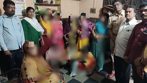 बीड येथे परप्रांतीय महिलेच्या माध्यमातून चालणाऱ्या कुंटणखान्यावर पोलिसांचा छापा