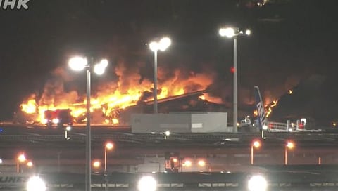 Japan Airlines Fire : ३०० हून अधिक प्रवाशी असलेल्या जपान एअरलाइन्सच्या विमानाला हानेडा विमानतळावर भीषण आग