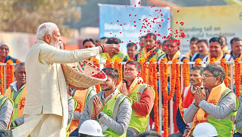 पंतप्रधानांनी कामगारांवर केली गुलाब पुष्पांची वृष्टी