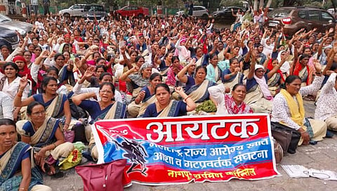नागपूर: आशा व गटप्रर्वतक कर्मचाऱ्यांचे जि. प. समोर हल्लाबोल आंदोलन