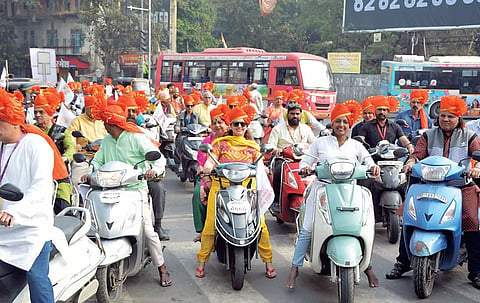 Pune : पारंपरिक पेहरावातील दुचाकी फेरीने शंभराव्या नाट्य संमेलनाची नांदी