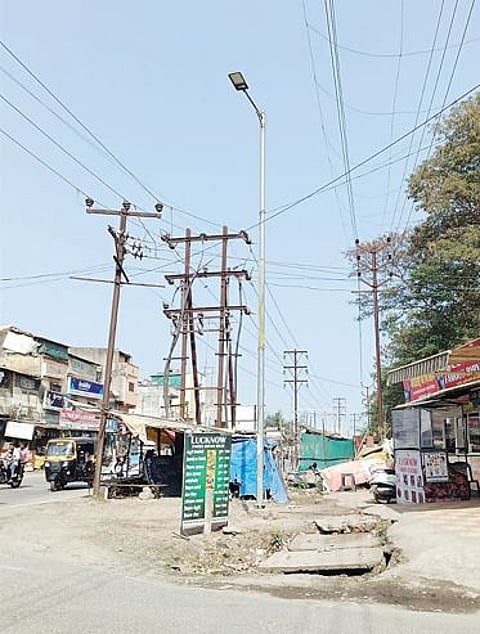 विजेच्या खांबामुळे दुर्घटनांची टांगती तलवार : सिंहगड रस्त्यावरील समस्या