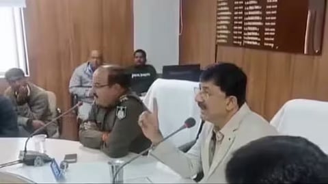 मध्य प्रदेश : ट्रक चालकाची ‘औकात’ काढणा-या ‘त्या’ कलेक्टरवर बदलीची कारवाई