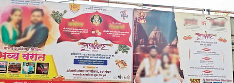 नवरा-नवरीच्या लग्नाचे फ्लेक्स लावण्याचे फॅड