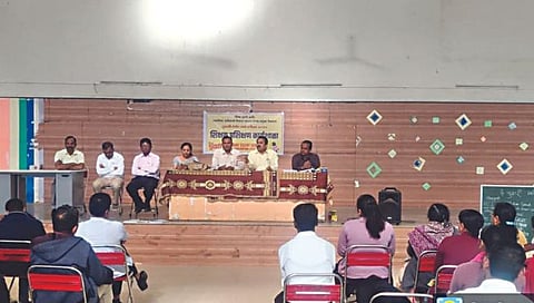 नाशिक : टॅलेंट सर्च परीक्षा कार्यशाळेत मार्गदर्शन करताना सहाय्क प्रकल्प अधिकारी रामचंद्र तडवी. समवेत तज्ज्ञ शिक्षक रमाकांत जगताप, वाल्मीक चव्हाण, मुख्याध्यापक एस. बी. तामखाने, शिक्षण विस्तार अधिकारी प्रमिला सावंत, सहायक प्रकल्प अधिकारी प्रल्हाद भोई, दैनिक पुढारीचे वितरण सरव्यवस्थापक सुनील लोंढे.