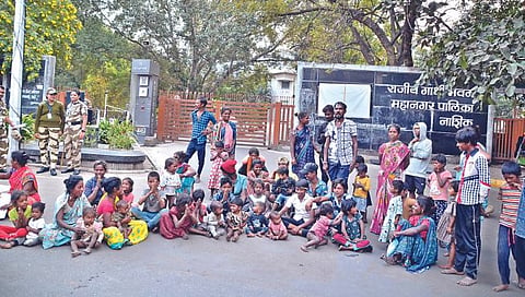 नाशिक : महानगरपालिका मुख्यालयासमोर मुलाबाळांसह आंदोलन करताना भिकारी. (छाया : हेमंत घोरपडे)