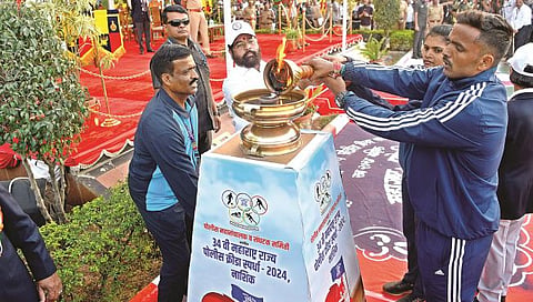 नाशिक : महाराष्ट्र राज्य पोलिस क्रीडा स्पर्धेचे ज्योत पेटवून उद्घाटन करताना मुख्यमंत्री एकनाथ शिंदे समवेत खेळाडू. (छाया : हेमंत घोरपडे)