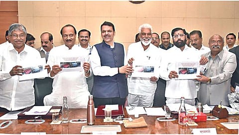 मुंबई : यंत्रमागधारकांच्या अभ्यासाचा अहवाल मुख्यमंत्री एकनाथ शिंदे, उपमुख्यमंत्री देवेंद्र फडणवीस व अजित पवार, मंत्री चंद्रकांत पाटील यांच्याकडे सुपूर्द करताना मंत्री दादा भुसे व समितीचे सदस्य.