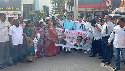 धुळ्यात निवडणूक आयोगाच्या विरोधात शरद पवार गटाचे आंदोलन