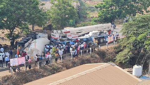 कोल्हापूर: वाठार- वारणानगर रस्त्यावर टँकर उलटला; मध्यरात्रीपासून टँकर हटविण्याचे प्रयत्न