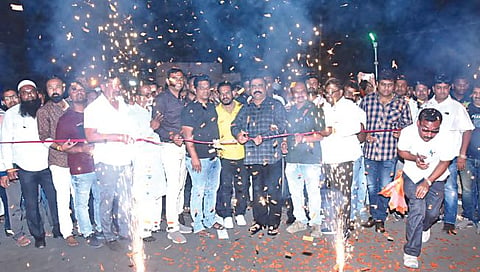 मनमाड : पुणे-इंदूर महामार्गांवरील रेल्वे ओव्हरब्रिज वाहतुकीसाठी फीत कापून खुला करताना आमदार सुहास कांदे.