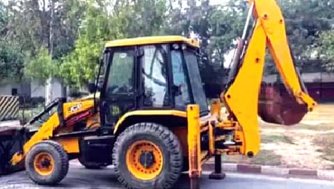 जेसीबी’चे खरे नाव काय? रंग पिवळाच का असतो?