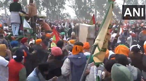 पंजाब-हरियाणा शंभू सीमेवर तणाव वाढला असून, शेतकऱ्यांनी ट्रॅक्टरने सिमेंट बॅरिकेड्स तोडण्याचा प्रयत्न केला.