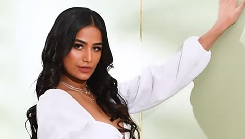 Poonam Pandey is alive | ‘मी जिवंत आहे’! निधनाच्या वृत्तानंतर अखेर पूनम पांडे प्रकटली