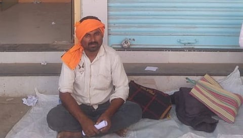 परभणी : थकबाकी भरूनही कर्ज देण्यास नकार दिल्याने शेतकऱ्याचे बँकेच्या दारात उपोषण