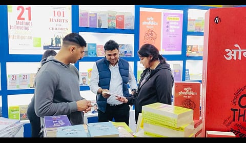 पत्रकार दराडेंचं ‘ऋषी सुनक’ आणि ‘सुंदर पिचाई’ वर्ल्ड बुक फेअरमध्ये