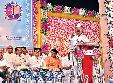 शिक्षकांना मुख्यालयी राहण्याची अट रद्द करणार : मंत्री दीपक केसरकर
