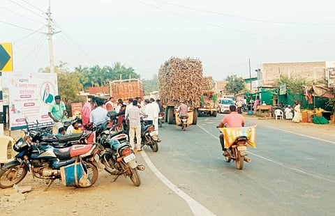 Nagar : रस्त्यावरच दुकाने थाटल्याने अपघातांचा धोका