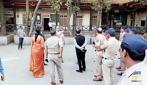 ईव्हीएम चोरी प्रकरण : दोन सदस्यीय चौकशी समितीची घटनास्थळास भेट