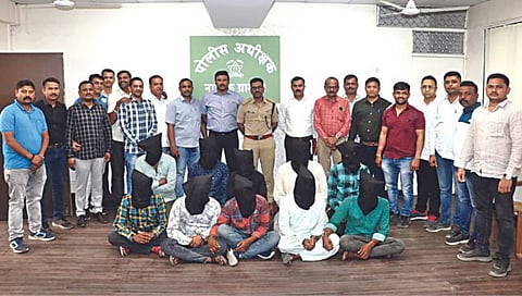 नाशिक : नाशिक ग्रामीण पोलीसांनी घरफोडीच्या गुन्ह्यांशी संबंधित जेरबंद केलेली आंतरराज्य टोळी.