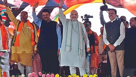 जळगाव : येथील जाहीर सभेत उपस्थितांना अभिवादन करताना अमित शहा. समवेत उपमुख्यमंत्री देवेंद्र फडणवीस, मंत्री गिरीश महाजन, चंद्रशेखर बावनकुळे आदी. (छाया : नरेंद्र पाटील)