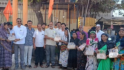 Nashik News : महिला दिनानिमित्ताने देवळा येथे महिलांना पर्स वाटप