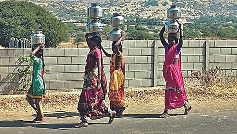नाशिक : ऐन परीक्षा कालावधीतही लहान शाळकरी मुलीला सोबत घेऊन पाण्यासाठी तीव्र उन्हात पाण्याचे हंडे घेऊन जाणाऱ्या ग्रामीण महिला.