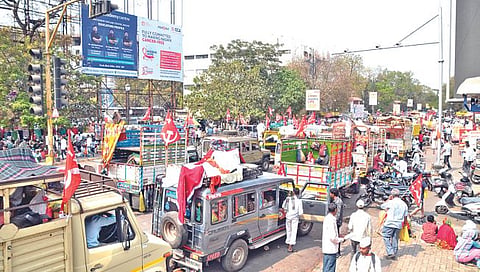 नाशिक : लेखी आश्वासन मिळाल्यानंतर परतीच्या मार्गावर निघालेले शेतकरी आंदोलक. (छाया : हेमंत घोरपडे)