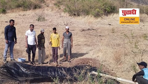 वणी : पायरपाडायेथील जंगलात वन्यप्राण्यांना पिण्याच्या पाण्यासाठी छोटे तळे तयार करुन त्यामध्ये पाणी सोडण्यात आले आहे. यावेळी वन कर्मचाऱ्यांसोबत स्थानिक शेतकरी देखील उपस्थित होते. (छाया : अनिल गांगुर्डे)