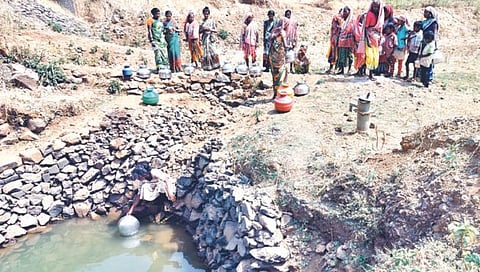 खडकवाडी : येथील डोंगराळ भागातील लहानशा गढूळ पाणी साचलेल्या डबक्यातून पिण्यासाठी पाणी घेताना शाळकरी मुलगी. (छाया : वाल्मिक गवांदे)