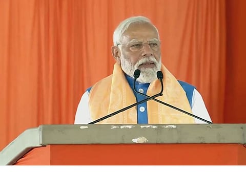तेलंगणातील नगरकुर्नूल येथील जाहीर सभेत बाेलताना पंतप्रधान नरेंद्र माेदी.