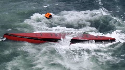South Korean-flagged Tanker : जपानच्या समुद्रात दक्षिण कोरियाचा रासायनिक टँकर उलटल्याने आठ जणांचा मृत्यू
