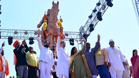 वाशिम : छत्रपती शिवाजी महाराज यांच्या पुतळ्याचे मुख्यमंत्र्यांच्या हस्ते अनावरण