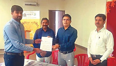 नाशिक : शिक्षकांना नियुक्ती आदेश देताना अतिरिक्त मुख्य कार्यकारी अधिकारी अर्जुन गुंडे, उपमुख्य कार्यकारी अधिकारी रवींद्र परदेशी, शिक्षणाधिकारी डॉ. नितीन बच्छाव आदी.