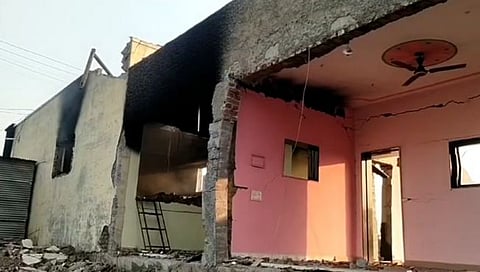 सोलापूर : घरात शक्तिशाली स्फोट; एकाचा मृत्यू, एक गंभीर जखमी, नातेवाईकांकडून घातपाताचा संशय